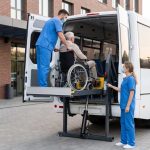 Специализиран транспорт за болни — качване с подем
