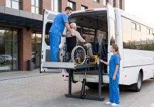 Специализиран транспорт за болни — качване с подем